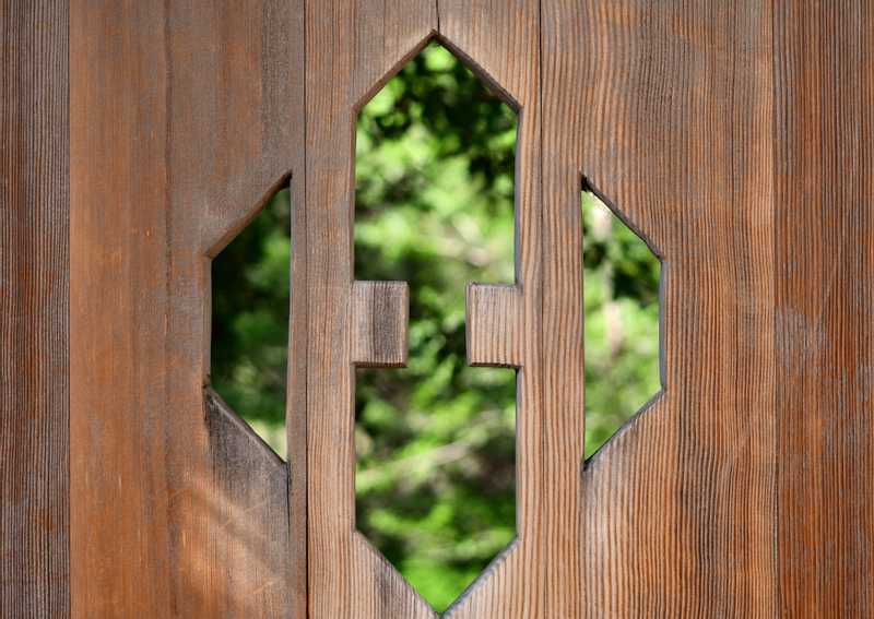 Door cut-out exposing garden from street